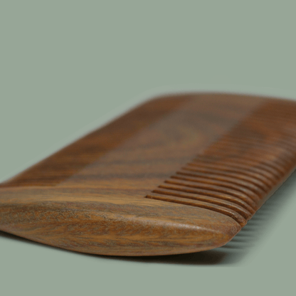 CLOSE UP SANDALWOOD COMB